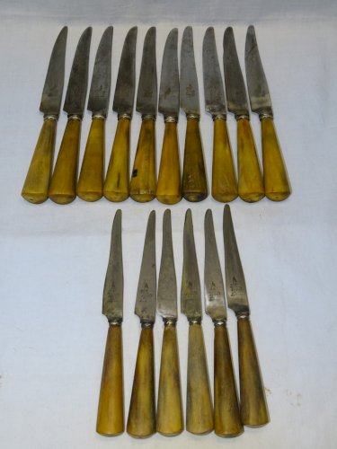 - LOT de 16 COUTEAUX de TABLE MANCHES CORNES LAMES GRAVEES JEANNE D'ARC  D
