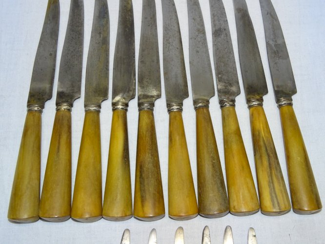 - LOT de 16 COUTEAUX de TABLE MANCHES CORNES LAMES GRAVEES JEANNE D'ARC  D
