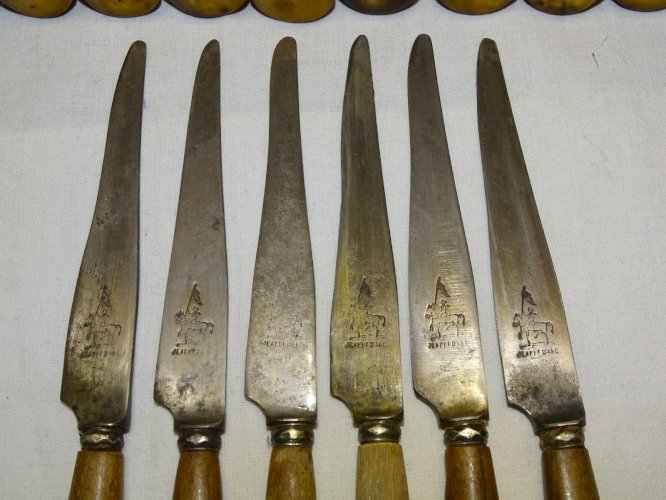 - LOT de 16 COUTEAUX de TABLE MANCHES CORNES LAMES GRAVEES JEANNE D'ARC  D