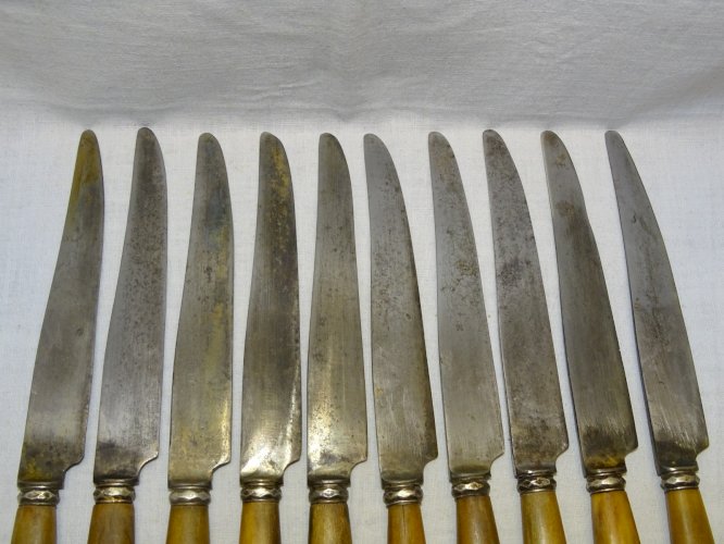 - LOT de 16 COUTEAUX de TABLE MANCHES CORNES LAMES GRAVEES JEANNE D'ARC  D