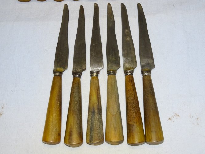 - LOT de 16 COUTEAUX de TABLE MANCHES CORNES LAMES GRAVEES JEANNE D'ARC  D