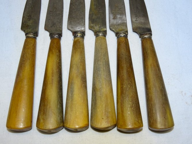 - LOT de 16 COUTEAUX de TABLE MANCHES CORNES LAMES GRAVEES JEANNE D'ARC  D