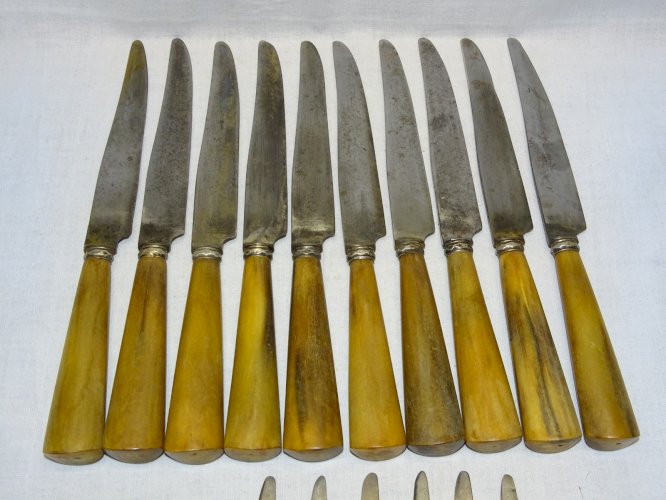 - LOT de 16 COUTEAUX de TABLE MANCHES CORNES LAMES GRAVEES JEANNE D'ARC  D