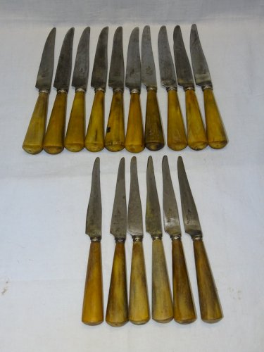 - LOT de 16 COUTEAUX de TABLE MANCHES CORNES LAMES GRAVEES JEANNE D'ARC  D