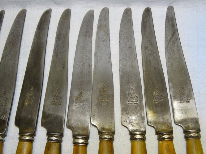 - LOT de 16 COUTEAUX de TABLE MANCHES CORNES LAMES GRAVEES JEANNE D'ARC  D