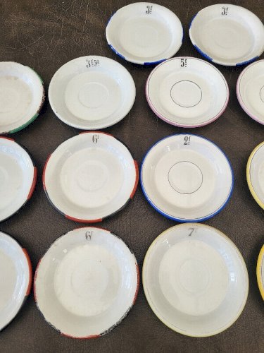 LOT DE 17 SOUS COUPE OU SOUS TASSE EN PORCELAINE DE MEHUN AVEC SOMMES EN FRANCS