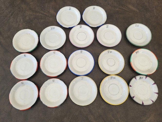 LOT DE 17 SOUS COUPE OU SOUS TASSE EN PORCELAINE DE MEHUN AVEC SOMMES EN FRANCS