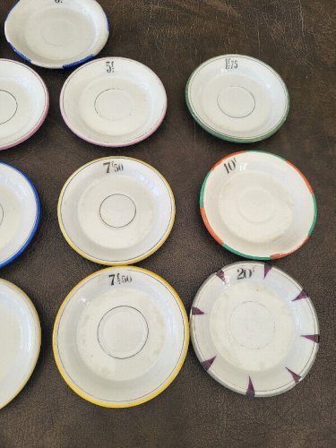 LOT DE 17 SOUS COUPE OU SOUS TASSE EN PORCELAINE DE MEHUN AVEC SOMMES EN FRANCS
