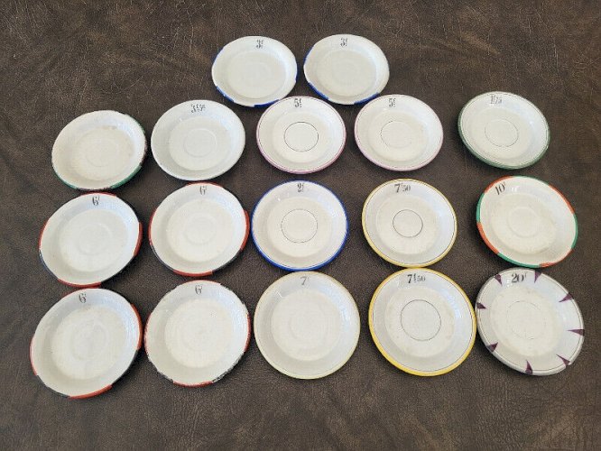 LOT DE 17 SOUS COUPE OU SOUS TASSE EN PORCELAINE DE MEHUN AVEC SOMMES EN FRANCS