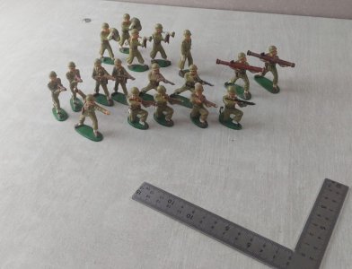 Lot de 18 anciens soldats en plastique peint, Starlux