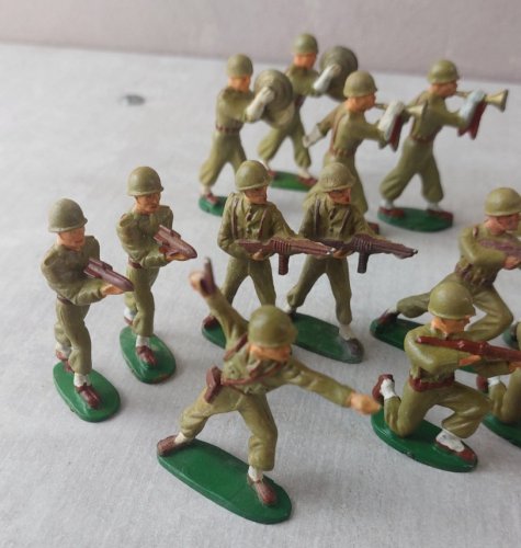 Lot de 18 anciens soldats en plastique peint, Starlux