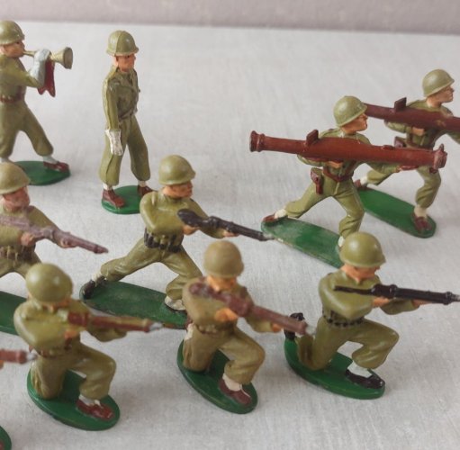 Lot de 18 anciens soldats en plastique peint, Starlux