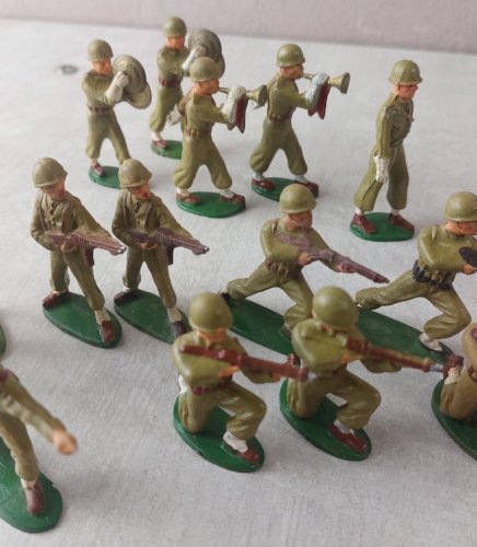 Lot de 18 anciens soldats en plastique peint, Starlux