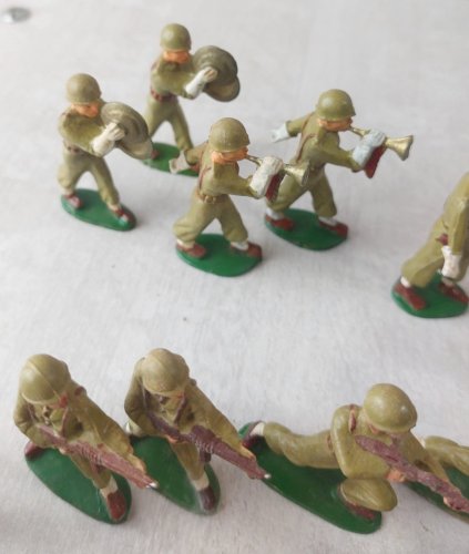 Lot de 18 anciens soldats en plastique peint, Starlux