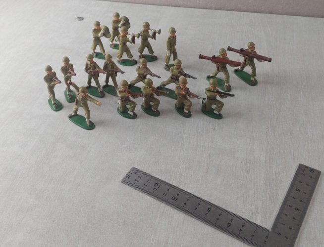 Lot de 18 anciens soldats en plastique peint, Starlux