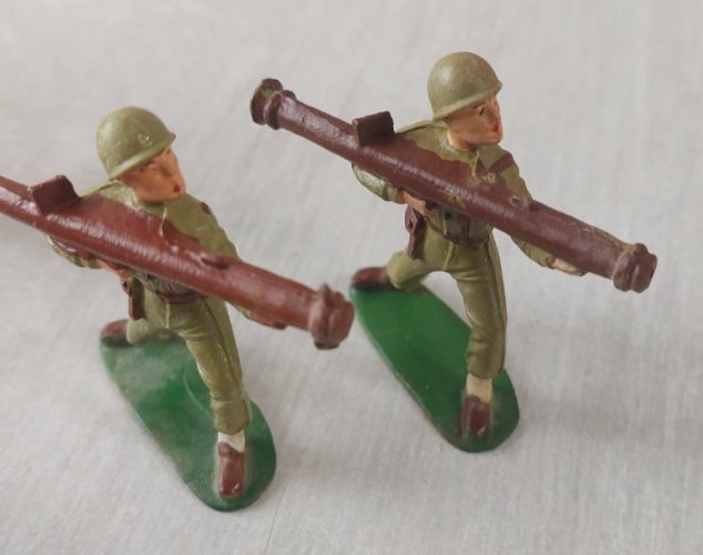 Lot de 18 anciens soldats en plastique peint, Starlux