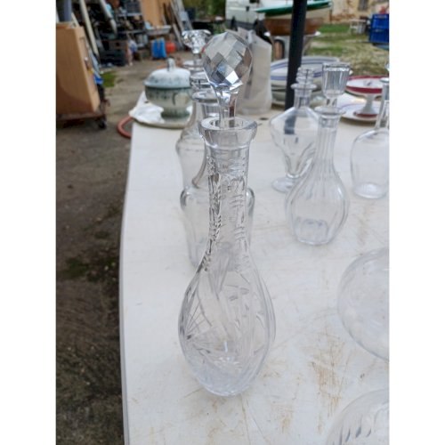 Lot de 18 Carafes en Verre et Cristal