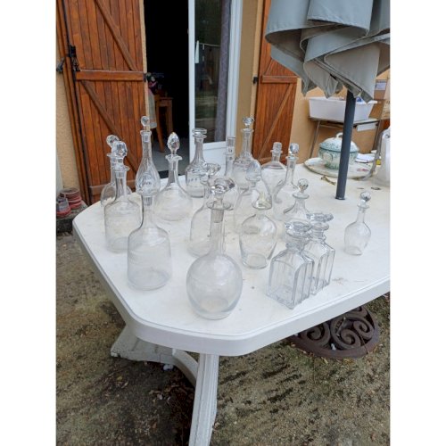 Lot de 18 Carafes en Verre et Cristal