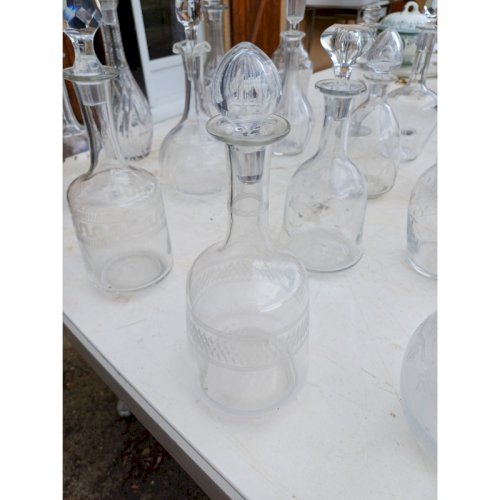 Lot de 18 Carafes en Verre et Cristal