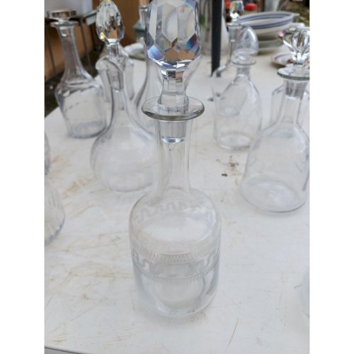 Lot de 18 Carafes en Verre et Cristal