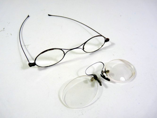 Lot de 2 anciennes paires de lunettes XIX°