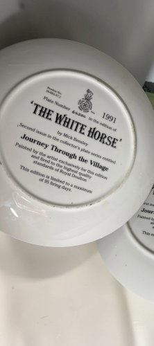 Lot de 2 assiettes décoratives Royal Doulton – Mick Bensley – Journey Through the Village – Angleterre 1991