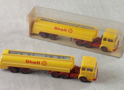 Set of 2 Shell tanker trucks, Wiking, in HO scale.