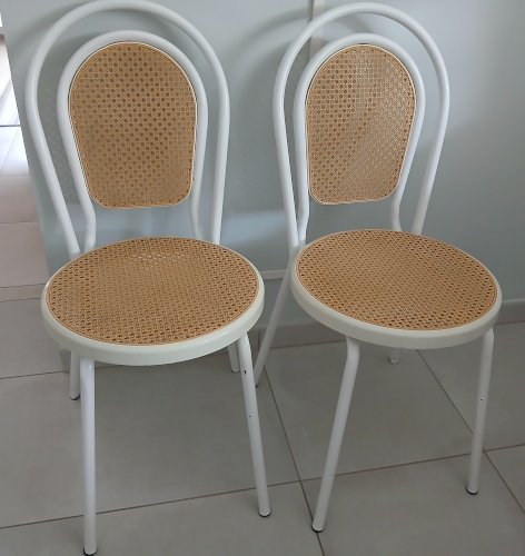 Lot de 2 chaises bistrot métal peint blanc et cannage plastique