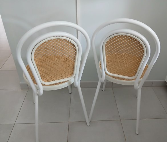 Lot de 2 chaises bistrot métal peint blanc et cannage plastique