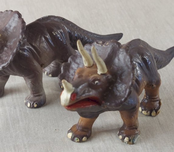 Lot de 2 figurines dinosaure, Tricératops, en plastique peint, Starlux ^