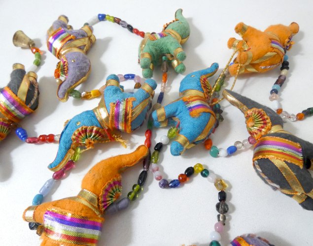 Lot de 2 guirlandes indiennes vintage éléphants en tissu perlé et clochettes