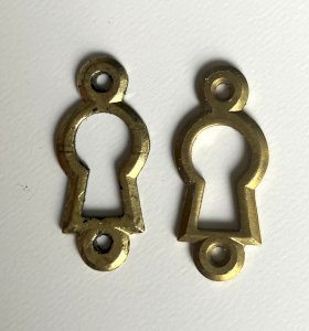 lot de 2 petites entrees de serrure anciennes en laiton hauteur 25 mm