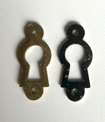 lot de 2 petites entrees de serrure anciennes en laiton hauteur 25 mm