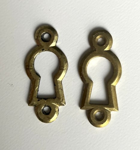 lot de 2 petites entrees de serrure anciennes en laiton hauteur 25 mm