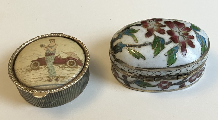 lot de 2 piluliers dont 1 ancien en email cloisonné