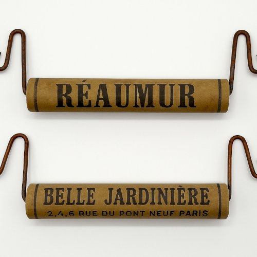Lot de 2 poignées publicitaires anciennes – Réaumur & La Belle Jardinière, Paris