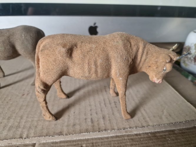 Lot de 2 santons  l'ane et le boeuf Devineau  floqués_ long boeuf 14 x 9 cm