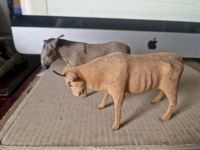 Lot de 2 santons  l'ane et le boeuf Devineau  floqués_ long boeuf 14 x 9 cm