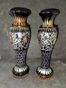 lot de 2 vases à decor floral en bois en bon etat