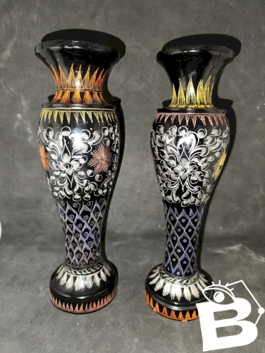 lot de 2 vases à decor floral en bois en bon etat