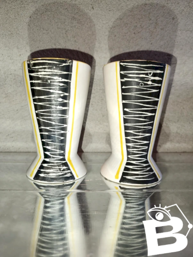 lot de 2 vases/mazagrans cornet vallauris vintage signé en bon etat