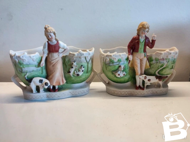 lot de 2 vides poche ancien en biscuit à decor de personnages et animaux en bon etat