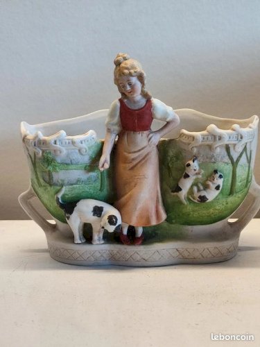 lot de 2 vides poche ancien en biscuit à decor de personnages et animaux en bon etat