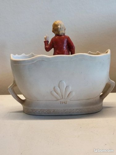 lot de 2 vides poche ancien en biscuit à decor de personnages et animaux en bon etat