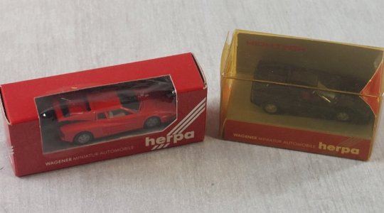 Set of 2 Ferrari Testarossa cars, Herpa 2500 +2502, in HO scale.