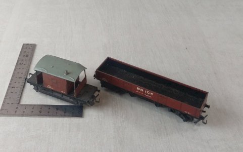 Set of 2 freight cars, metal, Hornby Dublo Meccano, in HO