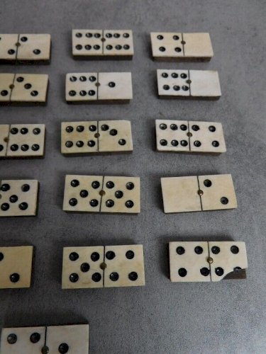 LOT DE 27 DOMINOS ANCIENS