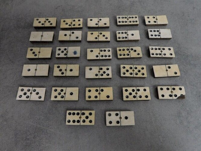 LOT DE 27 DOMINOS ANCIENS