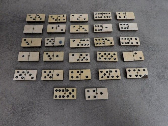 LOT DE 27 DOMINOS ANCIENS
