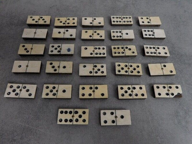 LOT DE 27 DOMINOS ANCIENS
